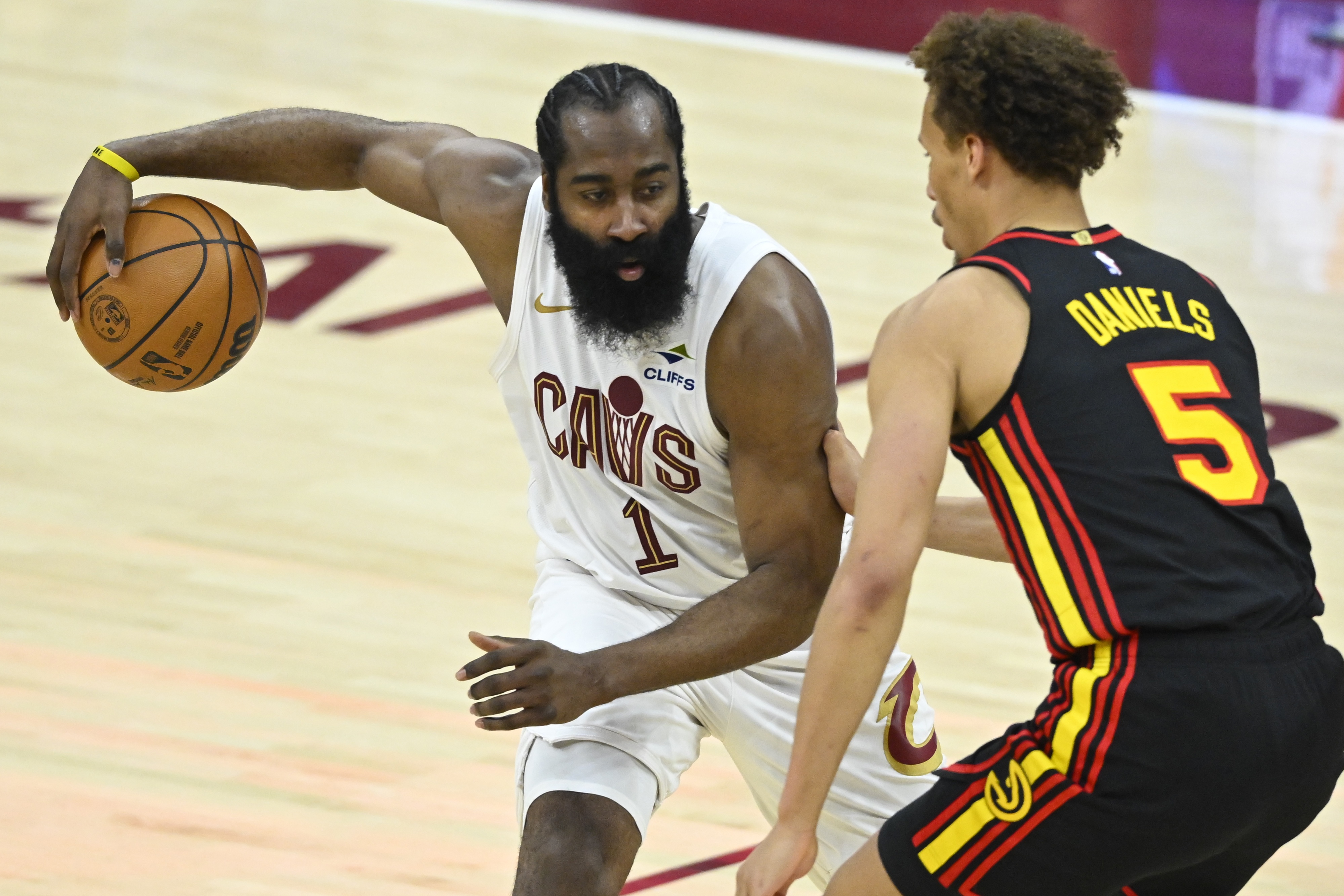 首轮潜在对手？ESPN明日胜率预测：哈登单核骑士48.3% 老鹰51.7%